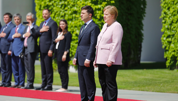 Всю трясёт, но «я в порядке»: Почему Меркель должна уйти