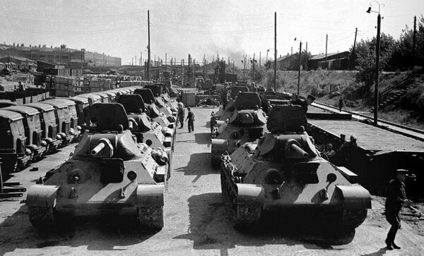 Продукция Сталинградского тракторного завода: танки Т-34 и тракторы СТЗ-5