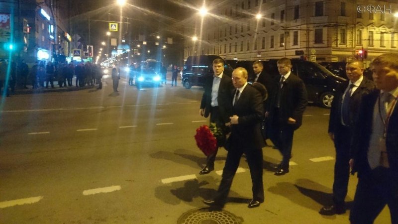 Путин возложил цветы у станции метро «Технологический институт», ФАН публикует фото