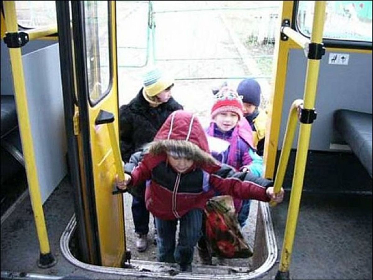 Я езжу в школу на автобусе. Автобус для детей. Детям о транспорте. Общественный транспорт для детей. Льготный проезд для школьников.