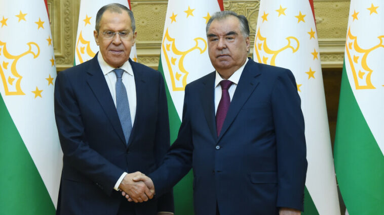 Эмомали Рахмон и Сергей Лавров обсудили сотрудничество Таджикистана и России