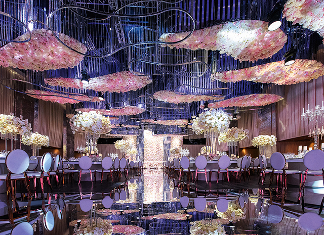  декор для свадьбы Александра Овечкина и Настасии Шубской строился на сочетании трех элементов: хрусталя, зеркал и цветов. 