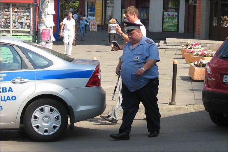 В Таджикистане уволили пузатых милиционеров (и гаишников тоже)