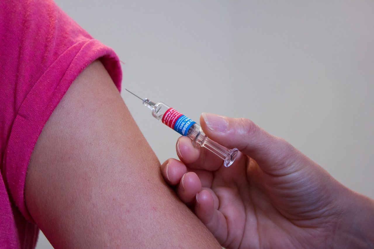 Педиатр Батышева: вакцинация снижает риски возникновения постковидного синдрома у детей Общество