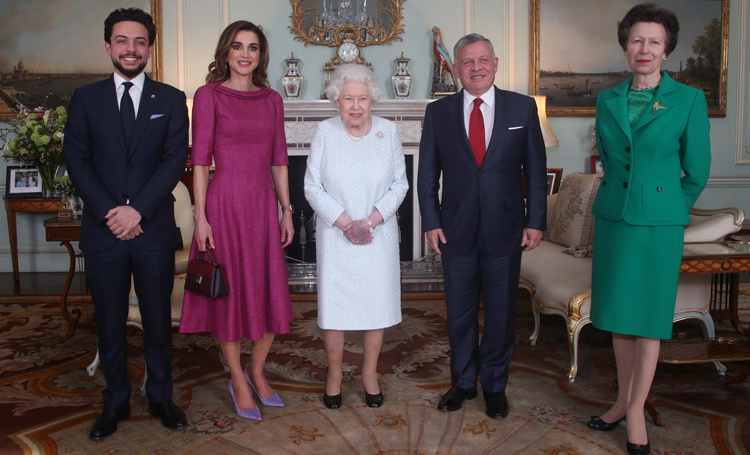 Королева Рания с мужем и сыном встретились с Елизаветой II и принцессой Анной Монархи / Британские монархи