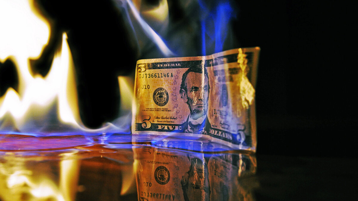    Пятидолларовая купюра в огне© CC BY 2.0 / Mike Poresky