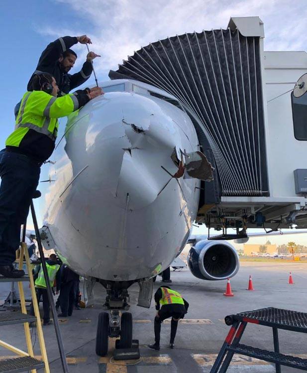 Дрон повредил пассажирский самолет Boeing 737