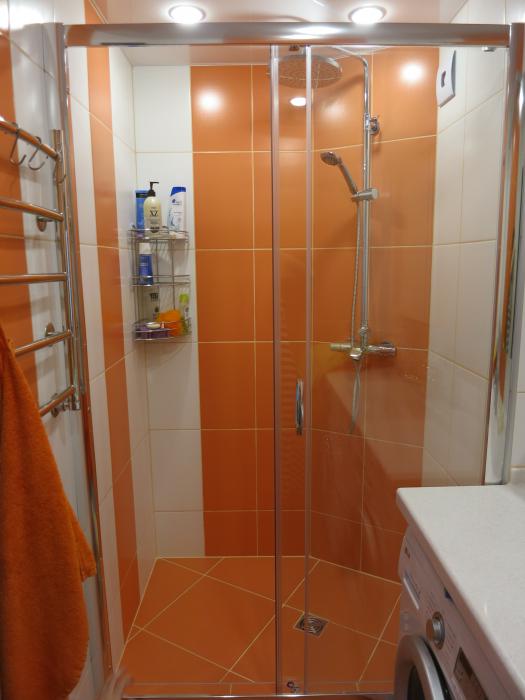 Оранжевая ванная комната, душевая кабинка в строительном исполнении