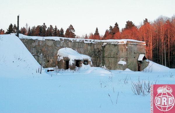 Один из заброшенных ЦРН... Когда-то на площадке в углублении фасада стояли антенны. Кирпичная пристройка возникла уже позже, во время очередной модернизации.