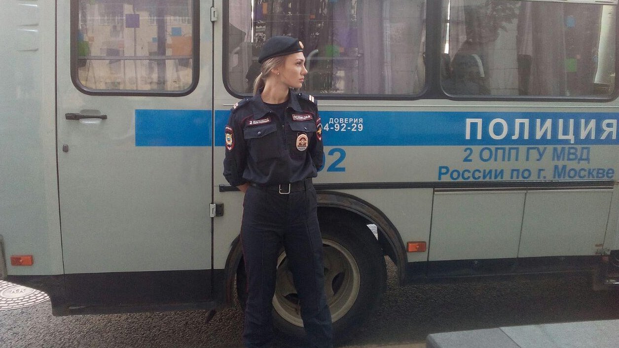 Полицейские защитили москвичей от агрессивных оппозиционеров, рискуя жизнью
