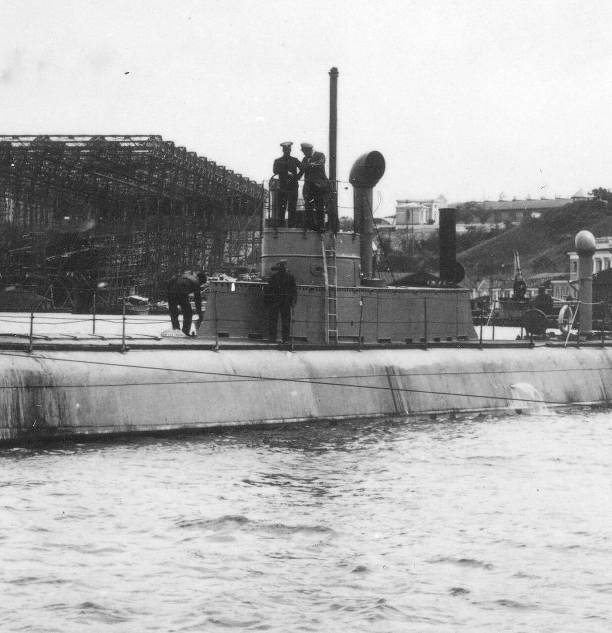 08. Подводная лодка Краб в акватории завода Руссуд 1 мая 1913