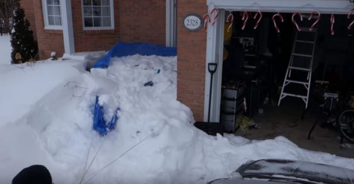 Простой способ уборки снега во дворе