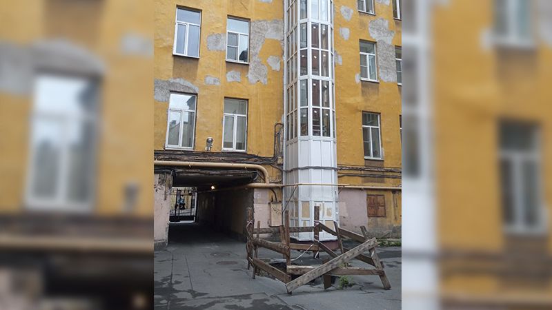 Огромный провал во дворе оставил без отопления жителей дома в центре Петербурга Общество