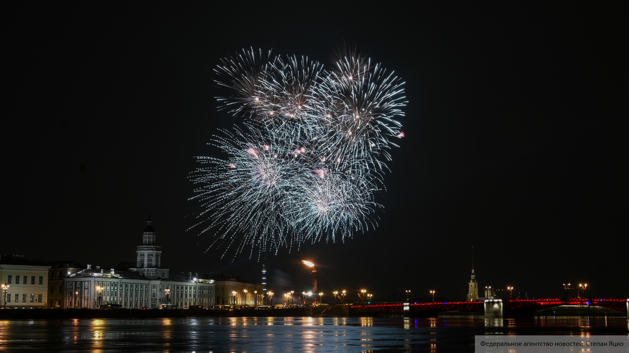 Новогодняя ночь в санкт петербурге 2024. Петропавловская крепость в Санкт-Петербурге салют. Салют. Салют в Санкт Петербурге в новогоднюю ночь. Салют в Ленинграде.