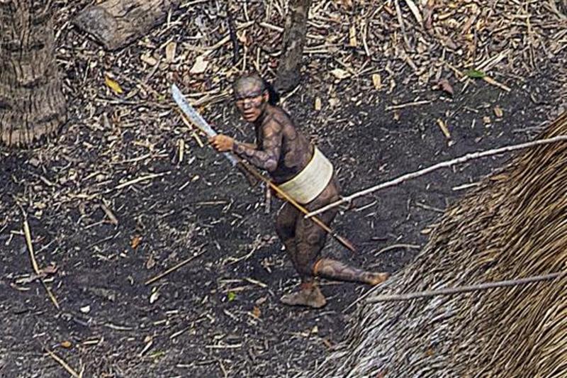 Нетронутые цивилизацией: Редкие снимки неконтактировавшего племени в лесах Амазонки