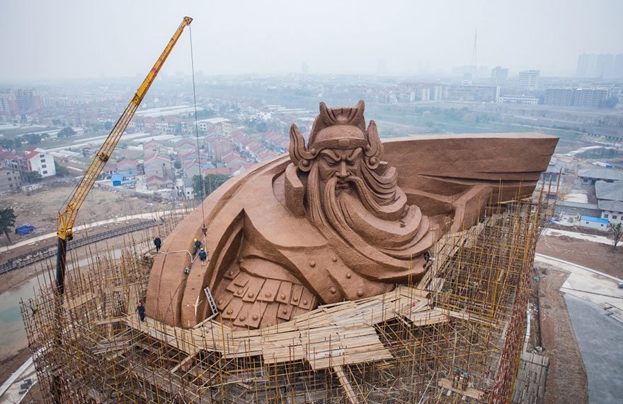 огромная статуя бога войны в Китае