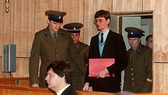 28 мая 1987 — на Красной площади в Москве приземлился спортивный самолёт Матиаса Руста 28 мая 1987 — на Красной площади в Москве приземлился спортивный самолёт Матиаса Руста