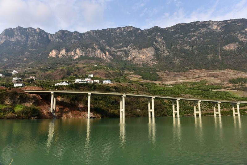 Китайцы построили первый в мире мост вдоль реки