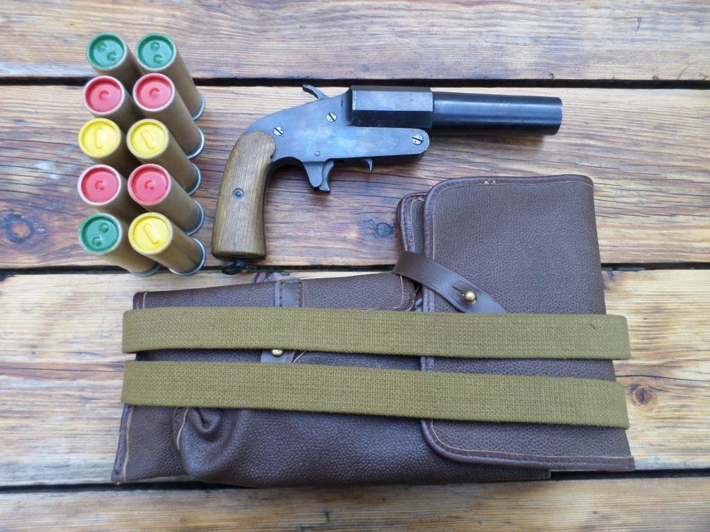 Восстановленный ОСП-30 с кобурой и ракетницами. Фото: mdrussia.ru