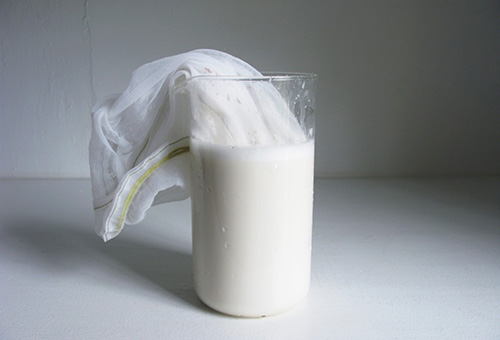 Молоко с белком для чистки светлой кожаной сумки