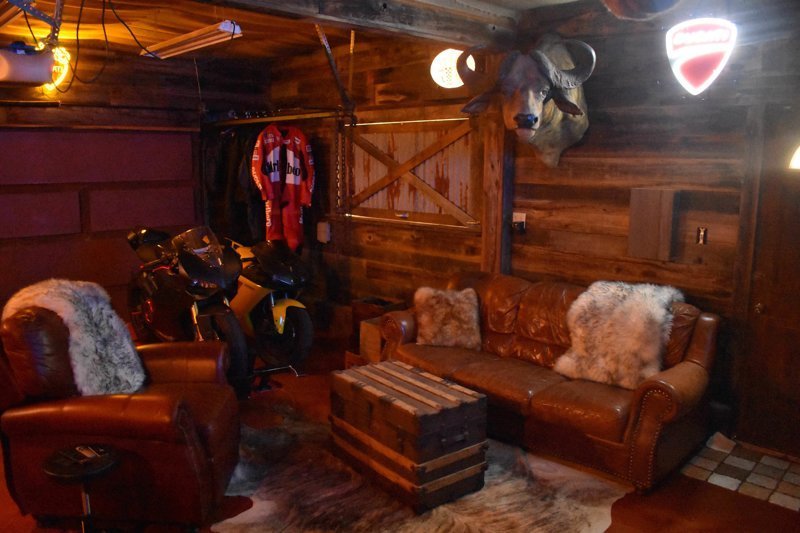 Мотоциклист превратил неприметный гараж в крутое «мужское логово» авто и мото,автоновости,гараж,история