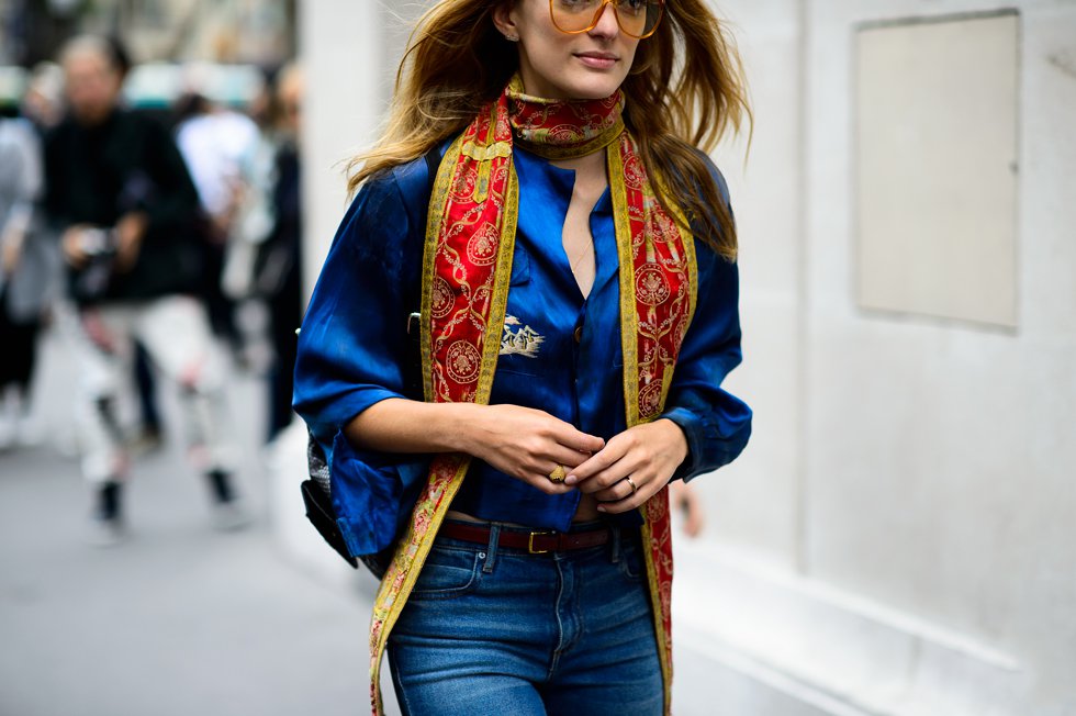 Sofía Sanchez в синем и тонким шарфиком на шее