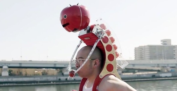 Японцы - молодцы. Они изобрели штуковину, которая кормит человека помидорами во время пробежки  бег, прикол, пробежка, спорт, юмор
