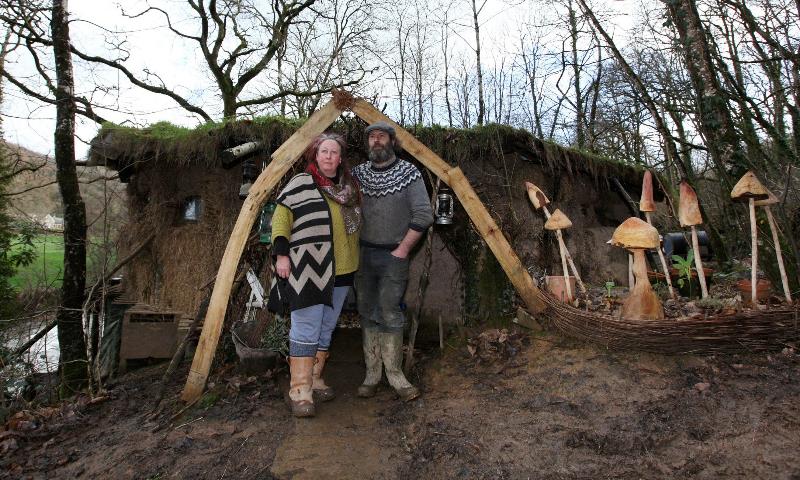 Эта пара живёт в домике хоббитов из-за аллергии на современную жизнь
