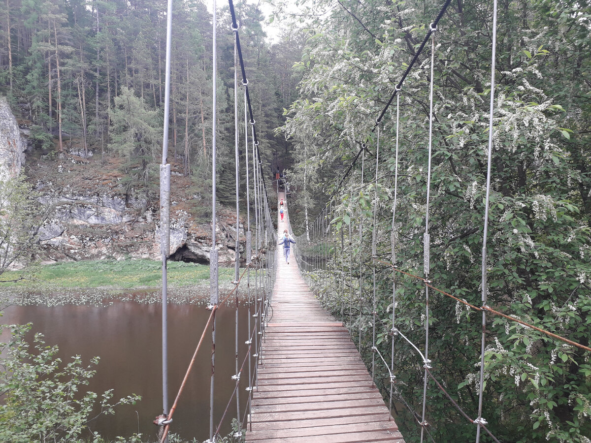 Верёвочный мост для перехода к карстовому мосту на другую сторону Серги. Фото автора.