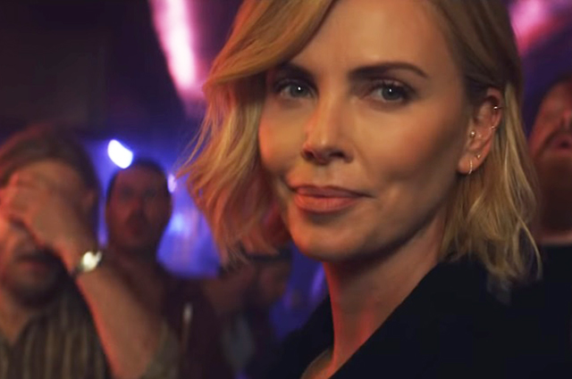 Дартс, бильярд и армрестлинг: Шарлиз Терон продемонстрировала свои таланты в новой рекламе пива звезды в рекламе