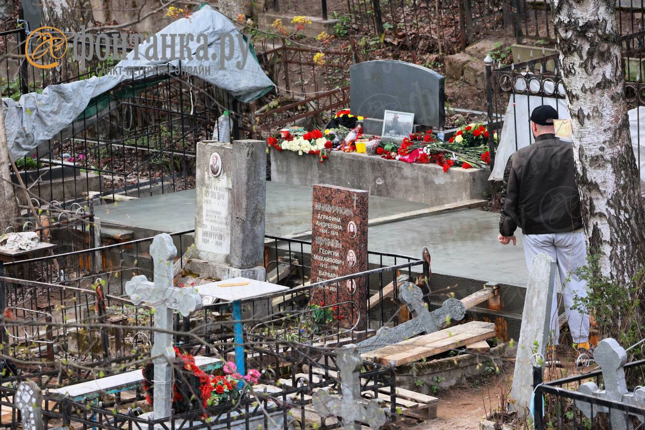 Могилу Евгения Пригожина залили цементом. Что происходит на кладбище в Санкт-Петербурге
