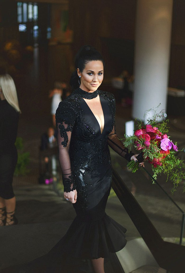 невеста в черном платье