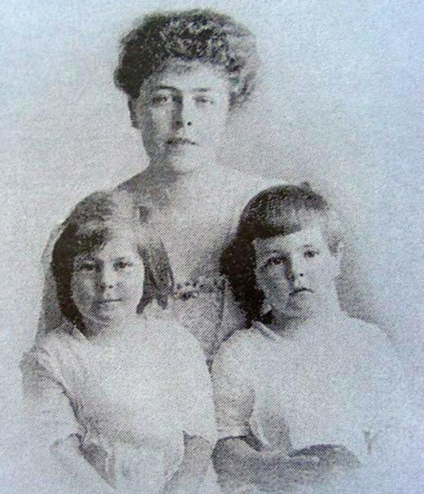 Эдуард Фальц-Фейн с матерью и сестрой Таисией в 1917 году