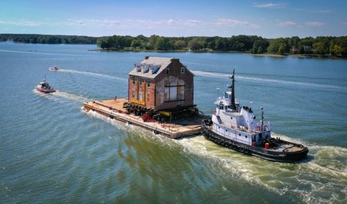 Дом пропутешествовал 80 км по суше и морю Дом пропутешествовал 80 км по суше и морю дом,история,путешествие