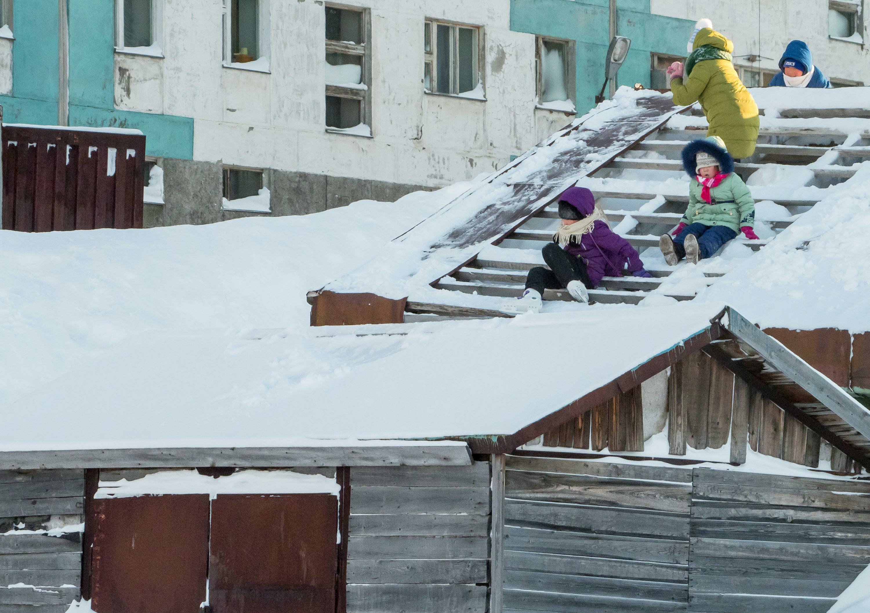 Родителей наказали за детей, которые гуляли по крыше дома в Березовском