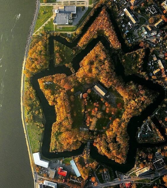 Загадки звездных бастионов, которые сверху выглядят круче, чем с земли 