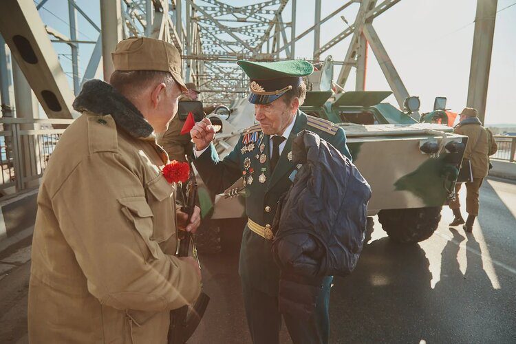 Вывод войск. Выход войск из Афганистана 1989. Вывод войск из Афганистана 1989 фильм. Погранцы на мосту дружбы вывод войск из Афганистана.