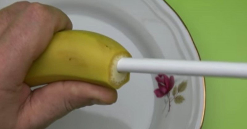 Воткните соломинку в банан. То, что произойдет дальше, точно оставит на Вас впечатление!