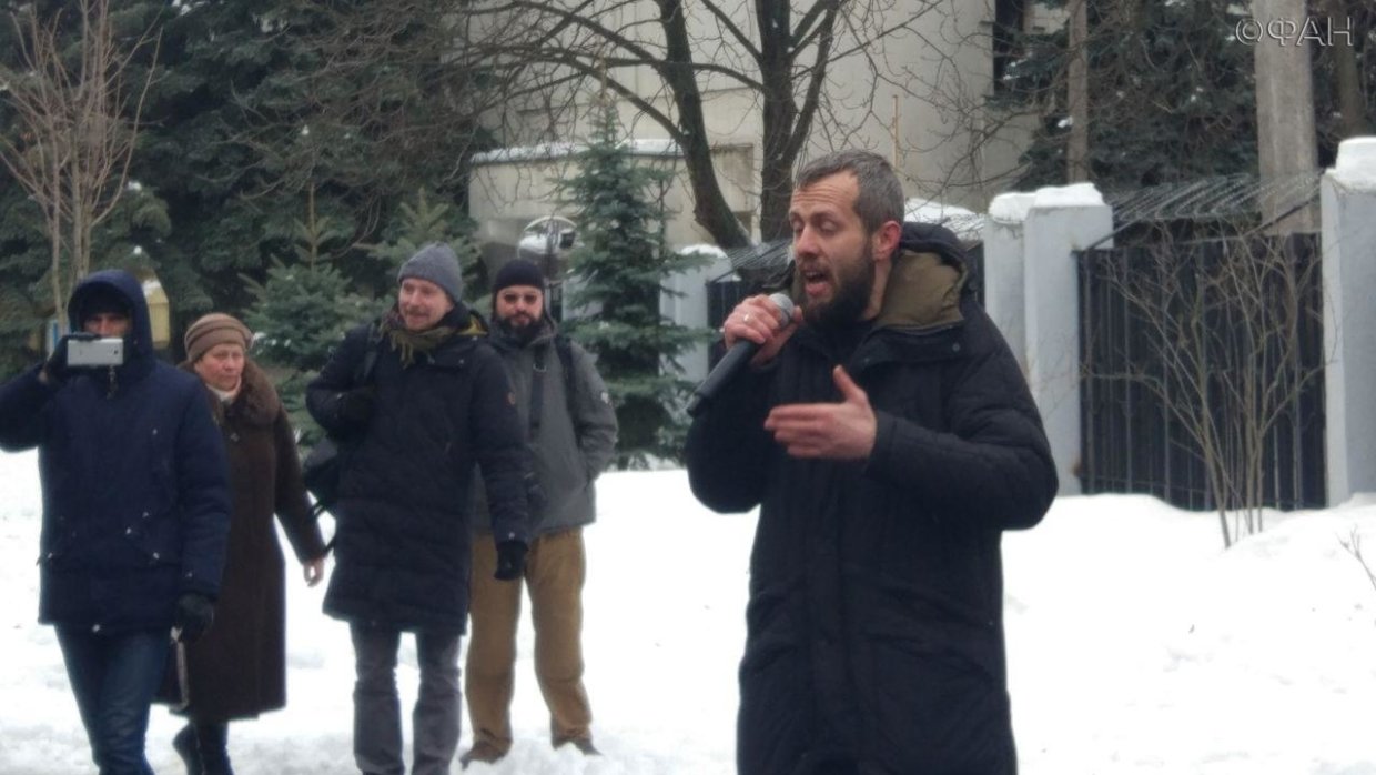 Протесты в центре Киева: активисты принесли канистры под здание МВД 