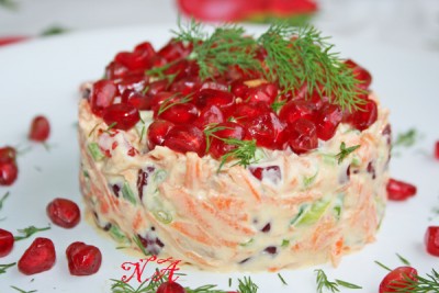 Салат с морковью,тунцом и гранатом