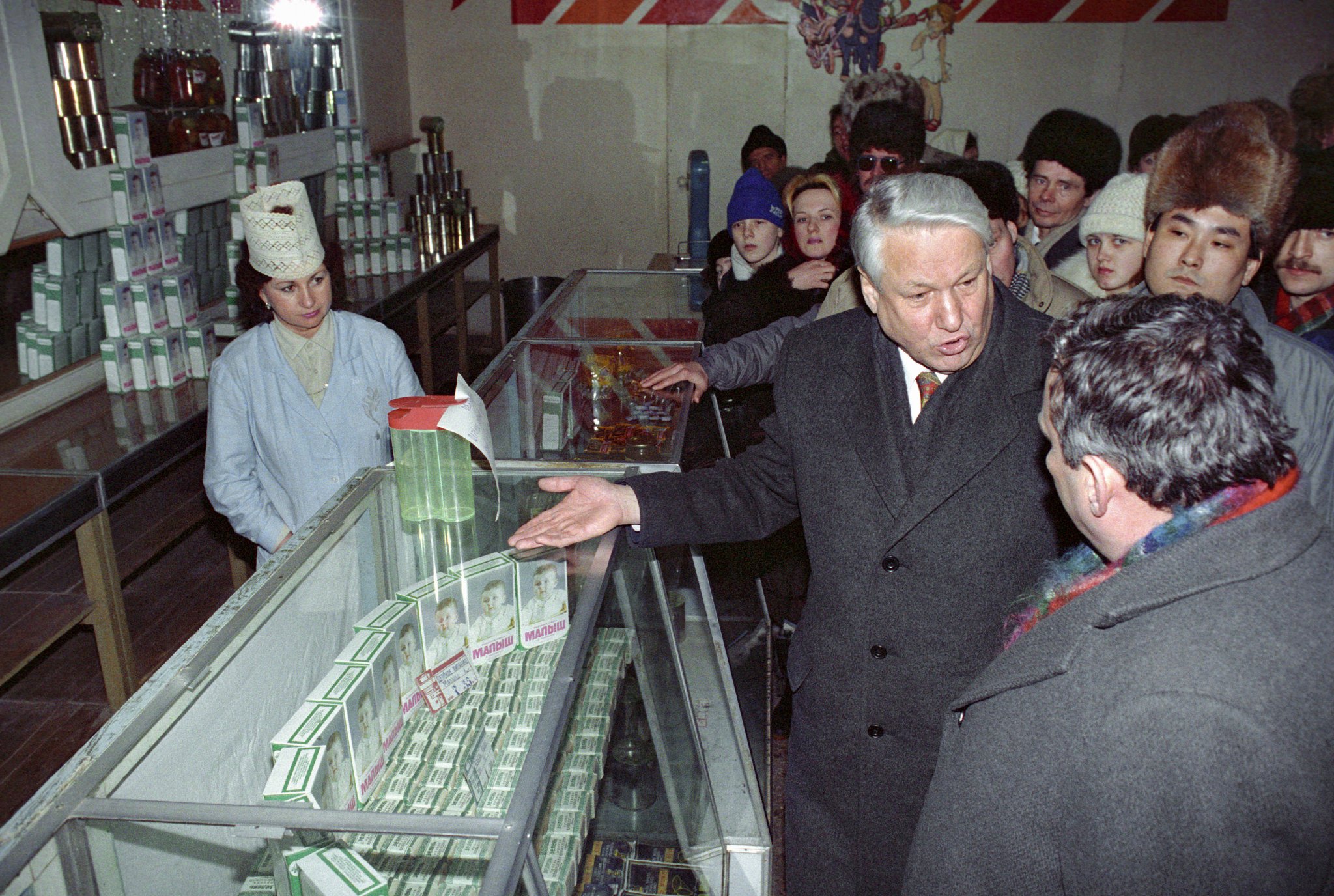 Ельцин перестройка. Ельцин 1990-е. Ельцин в магазине 1992 год.