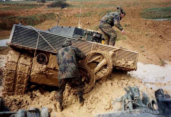 С другой стороны, для танков быть в грязи - норма. И это для пехоты не конец света. Фото: pinterest.com