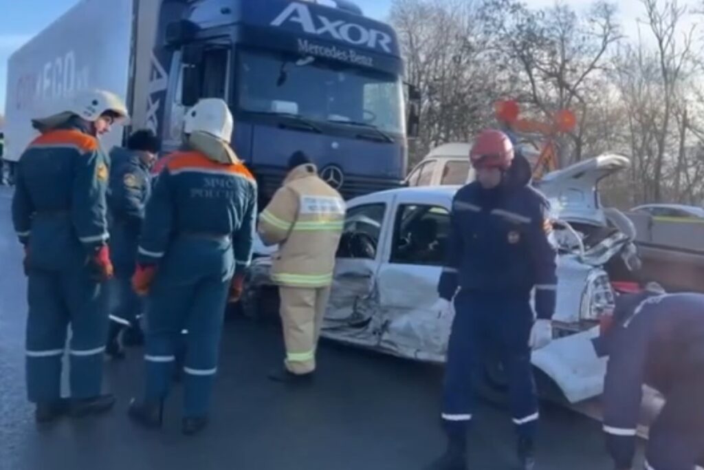 Четыре человека погибли в массовом ДТП в Ростовской области
