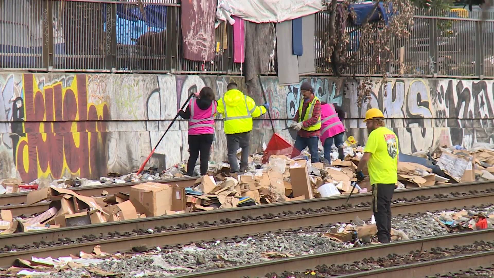 Тысячи разорванных упаковок оставили после себя железнодорожные мародеры в США Видео