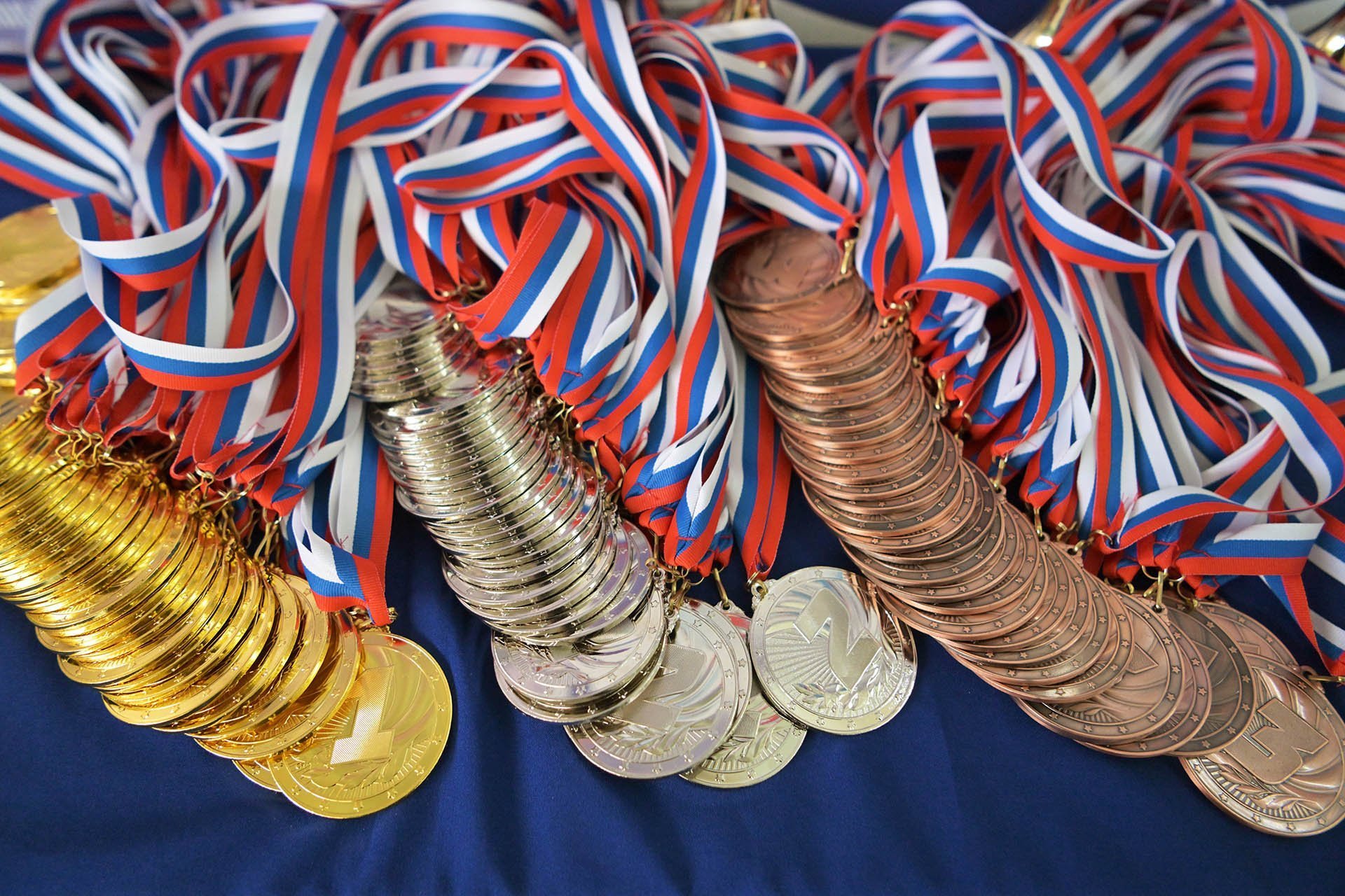 Стопки золотых серебряных и бронзовых медалей