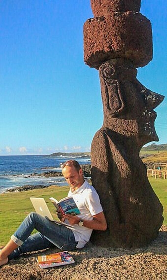 Согласно законам Чили, моаи считаются частью ландшафта, а не просто объектами вред, моаи, остров пасхи, путешествия, туризм, турист, угроза