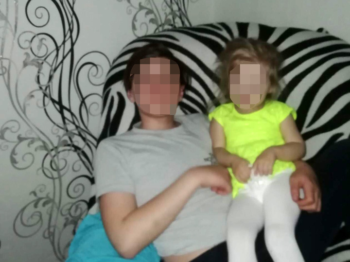 Брата новорожденной, спасшего сестру от голодной смерти в шкафу, затравили старшеклассники 