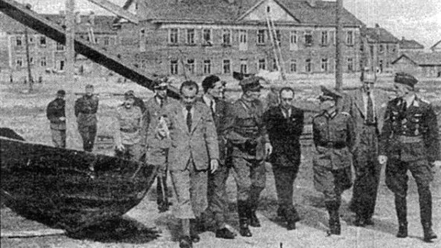 Финские военные показывают германским союзникам лагерь №5 («Пятый поселок»). Петрозаводск, 1942 год
