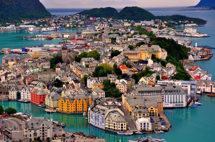 Норвегия - маленькое государство в Европе с экстремальными погодными условиями и красивой природой / Фото: goodfon.ru
