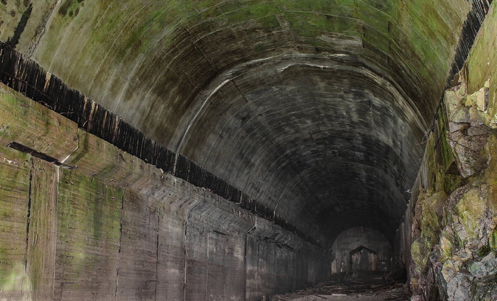 На Кольском полуострове туристы нашли тоннель. Темный проход вел на самое дно озера тоннель, сброса, технически, предугадать, успели, спуск, достаточный, проделали, туристы, менее, невозможно, время, соединен, снять, специалисты, местные, целей, своих, использовать, могут